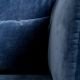 Détail finitions du canapé en velours bleu ROX Bloomingville