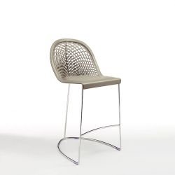 Chaise de bar en cuir et acier chromé GUAPA Midj, hauteur 65 cm, coloris Gris cendre U18