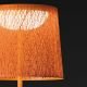 Détail de l'abat-jour en fibre de verre orange du lampadaire outdoor WIND Vibia