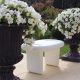 Tabouret blanc SNOOP B-Line au jardin