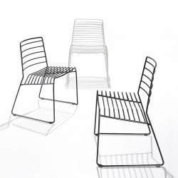 Chaises indoor outdoor noires et blanche PARK B-Line