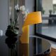 Lampe de table design AIR LZF, finition hêtre jaune