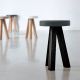 Tabouret chêne massif teinté ébène FLAK Punt, assise anthracite