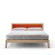 Lit contemporain queen size en chêne massif blanchi BREDA Punt, tête de lit tissu mandarine