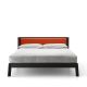 Lit contemporain queen size en chêne massif teinté ébène BREDA Punt, tête de lit tissu mandarine