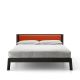 Lit contemporain queen size en chêne massif teinté gris foncé BREDA Punt, tête de lit tissu mandarine