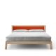 Lit contemporain king size en chêne massif blanchi BREDA Punt, tête de lit tissu mandarine