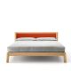 Lit contemporain king size en chêne massif super mat BREDA Punt, tête de lit tissu mandarine