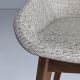 Détail des finitions cuir Jepard marron & tissu Savanna beige du fauteuil en noyer MORPH DINING Zeitraum