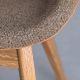 Détail des finitions cuir Silk Jepard & tissu Memory Kvadrat du fauteuil design chêne massif  MORPH DINING Zeitraum