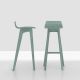 Tabouret de bar design MORPH BAR Zeitraum, chêne massif teinté bleu aqua