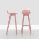 Tabouret de bar design MORPH BAR Zeitraum, chêne massif teinté rose pastel