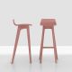 Tabouret de bar design MORPH BAR Zeitraum, chêne massif teinté rose saumon