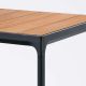Détail plateau bambou de la table bar 90 x 90 en aluminum noir FOUR Houe 