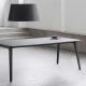 Table design 168 x 95 pieds frêne teinté noir & plateau linoléum GATE Houe
