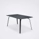 Table rectangulaire 168 x 95 cm FLOAT Houe en métal noir & linoléum bleu fumée