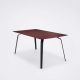 Table rectangulaire 168 x 95 cm FLOAT Houe en métal noir & linoléum bordeaux
