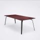 Table rectangulaire 242 x 95 cm FLOAT Houe en métal noir & linoléum bordeaux