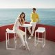 Chaises de bar blanches WALL STREET et table haute Mari-Sol Vondom