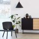 Suspension LEDs ANNULAR  coloris noir et fauteuil lounge MONO Woud