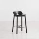 Chaise de bar MONO Woud, chêne teinté noir, assise 65 cm 
