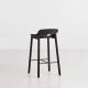 Chaise de bar MONO Woud, chêne teinté noir, assise 65 cm 