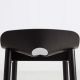 Détail vue de dos de l'assise en chêne teinté noir de la chaise de bar MONO Woud, hauteur 65 cm 