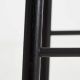 Détail repose-pieds de la chaise de bar MONO Woud, chêne teinté noir, assise 65 cm 