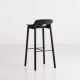 Chaise de bar MONO Woud, chêne teinté noir, assise 75 cm 