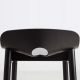 Détail vue de dos de l'assise en chêne teinté noir de la chaise de bar MONO Woud, hauteur 75 cm 
