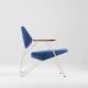 Fauteuil salon design POLYGON Prostoria, tissu bleu clair 149 et pieds blancs