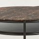 Détail du double plateau de la table de salon ovale VERDE Woud, plateau rond en marbre brun