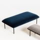 Banc long rembourré NAKKI OTTOMAN Woud, velours Harald bleu nuit avec banc NAKKI BENCH velours taupe