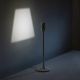 Lampe de table YOY Innermost allumée en atmosphère sombre