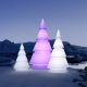 Sapin design lumineux FOREST Vondom hauteur 2 m LEDs RVB rose, avec sapins lumière blanche hauteurs 1 et 1,50 m 