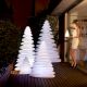 Eclairage d'une terrasse avec les lampes sapin LED CHRISMY Vondom hauteurs 2m, 1,5m et 1 m