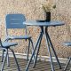 Table ronde d'extérieur RAY CAFE et chaises RAY Woud, coloris bleu
