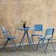 Table ronde d'extérieur RAY CAFE et chaises RAY Woud, coloris bleu