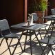 Terrasse de restaurant équipée de tables outdoor carrées RAY CAFE et chaises RAY Woud, coloris charbon