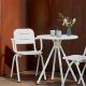 Chaise de jardin à accoudoirs et table ronde RAY CAFE Woud, coloris blanc