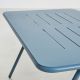 Détail plateau ajouré de la table de jardin bleu clair longueur 140 cm RAY Woud