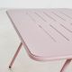 Détail plateau ajouré de la table de jardin rose longueur 140 cm RAY Woud