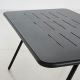 Détail plateau ajouré de la table de jardin noir charbon 160 cm RAY Woud