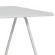 Détail plateau aluminium et piétement de la table de jardin blanche 220 cm RAY Woud