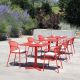 Terrasse équipée de fauteuils et tables carrées rouge écarlate DARWIN Emu