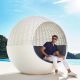 Daybed pivotant ULM MOON Vondom, coque blanche avec pare soleil en corde tressée