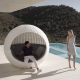 Daybed pivotant ULM MOON Vondom, coque blanche avec pare soleil en corde tressée