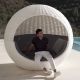 Daybed pivotant ULM MOON Vondom, coque blanche avec pare soleil en corde tressée