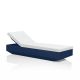 Bain de soleil VELA Vondom, chassis bleu marine et matelas Crevin blanc