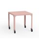 Table carrée outdoor à roulettes HEGOA Matière Grise, coloris baby pink